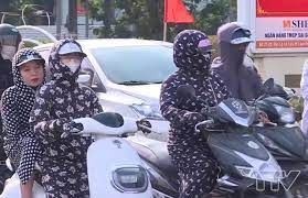 VIDEO: Nguy cơ mất an toàn giao thông từ các trang phục chống nắng